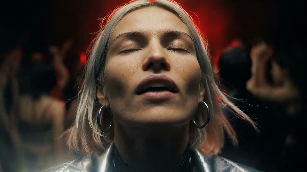 Vera Noctis singing in the Afterglow music video, made in Visuals